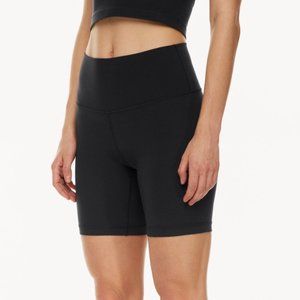 Aritzia TnaButter High Rise Shorts 7" Size S